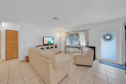 House in Cutler Bay, Florida 4 bedrooms, 138.15 sq.m. № 1840749 - photo 9