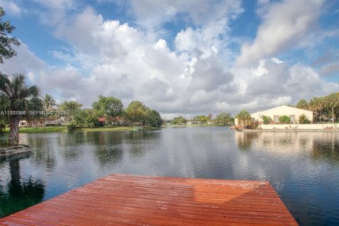 Townhouse in Miami Lakes, Florida 2 bedrooms, 134.24 sq.m. № 1991035 - photo 7