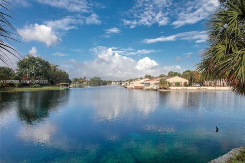 Townhouse in Miami Lakes, Florida 2 bedrooms, 134.24 sq.m. № 1991035 - photo 1