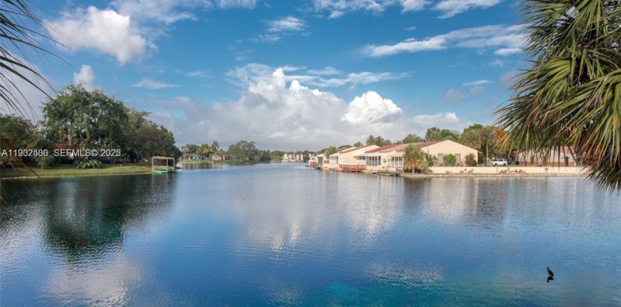 Townhouse in Miami Lakes, Florida 2 bedrooms, 134.24 sq.m. № 1991035