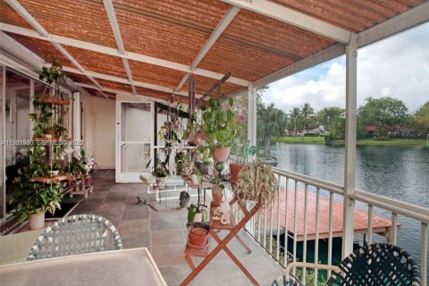 Townhouse in Miami Lakes, Florida 2 bedrooms, 134.24 sq.m. № 1991035 - photo 11