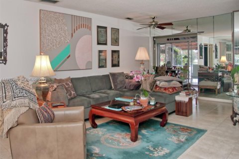 Townhouse in Miami Lakes, Florida 2 bedrooms, 134.24 sq.m. № 1991035 - photo 9