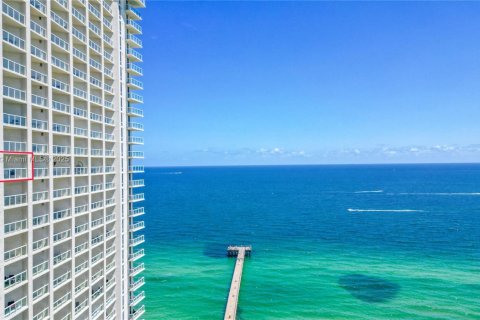 Condo in Sunny Isles Beach, Florida, 2 bedrooms  № 1477232 - photo 1