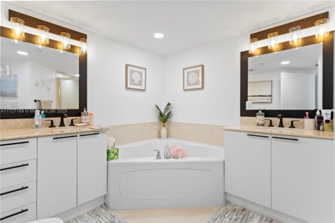 Condo in Sunny Isles Beach, Florida, 2 bedrooms  № 1477232 - photo 24