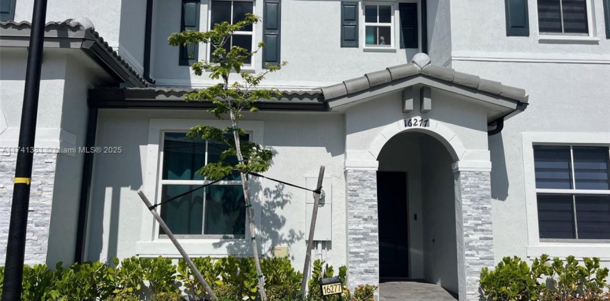 Adosado en Homestead, Florida 3 dormitorios, 123.37 m2 № 1985093