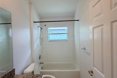 House in Tarpon Springs, Florida 4 bedrooms, 234.39 sq.m. № 2209597 - photo 16