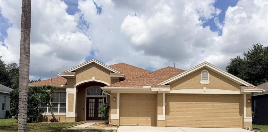 House in Tarpon Springs, Florida 4 bedrooms, 234.39 sq.m. № 2209597