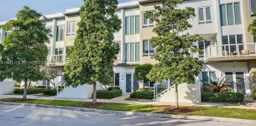 Condominio en Doral, Florida, 3 dormitorios № 1983535