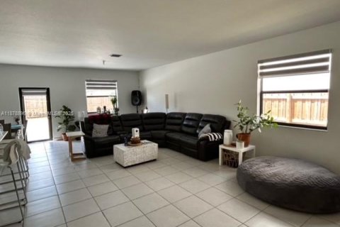 House in Miami, Florida 3 bedrooms, 160.35 sq.m. № 2015272 - photo 2