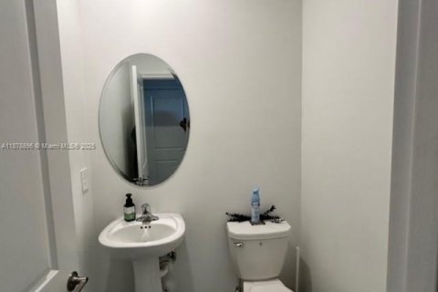 House in Miami, Florida 3 bedrooms, 160.35 sq.m. № 2015272 - photo 22