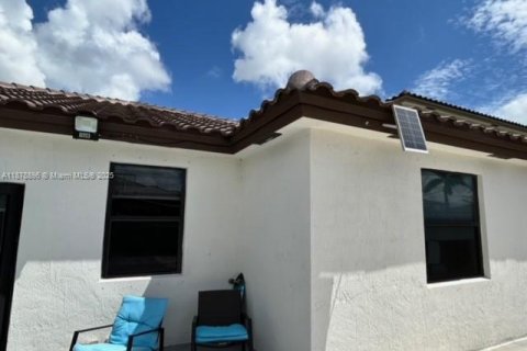House in Miami, Florida 3 bedrooms, 160.35 sq.m. № 2015272 - photo 24