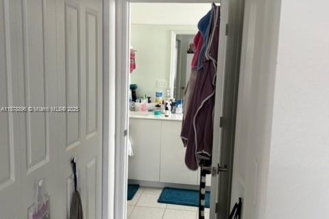 House in Miami, Florida 3 bedrooms, 160.35 sq.m. № 2015272 - photo 9