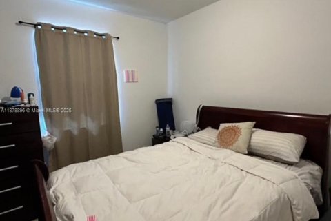 House in Miami, Florida 3 bedrooms, 160.35 sq.m. № 2015272 - photo 13