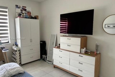 House in Miami, Florida 3 bedrooms, 160.35 sq.m. № 2015272 - photo 10