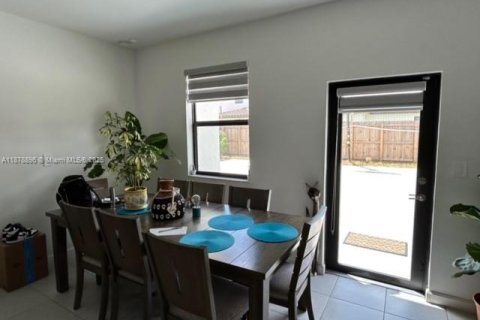 House in Miami, Florida 3 bedrooms, 160.35 sq.m. № 2015272 - photo 5