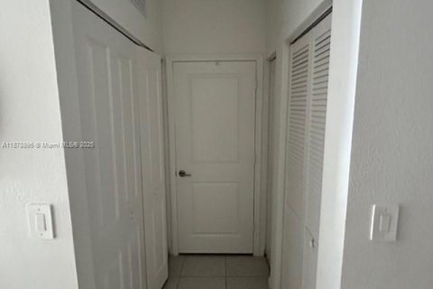 House in Miami, Florida 3 bedrooms, 160.35 sq.m. № 2015272 - photo 19