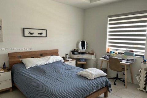 House in Miami, Florida 3 bedrooms, 160.35 sq.m. № 2015272 - photo 11