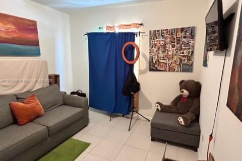 House in Miami, Florida 3 bedrooms, 160.35 sq.m. № 2015272 - photo 18