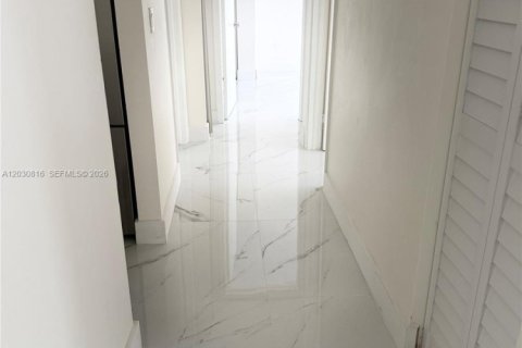 Copropriété à louer à Miami Beach, Floride: 2 chambres, 81.29 m2 № 2077937 - photo 10