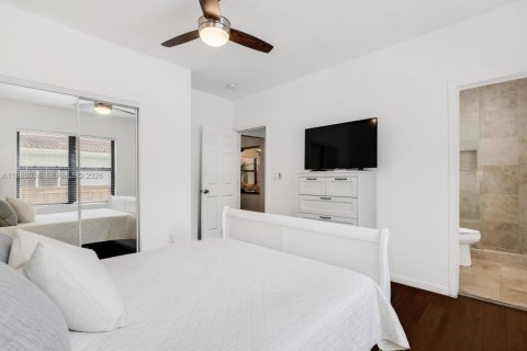 Купить виллу или дом в Майами-Шорс, Флорида 5 спален, 225.85м2, № 2049723 - фото 25