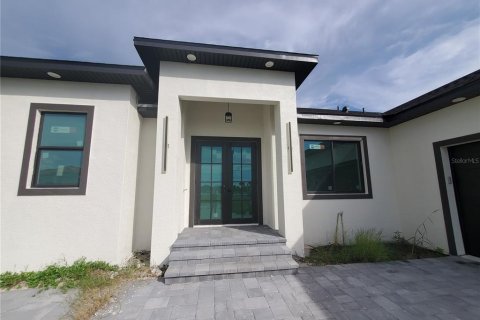 House in Port Charlotte, Florida 3 bedrooms, 174.75 sq.m. № 1883900 - photo 4
