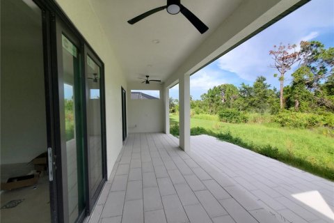 House in Port Charlotte, Florida 3 bedrooms, 174.75 sq.m. № 1883900 - photo 26