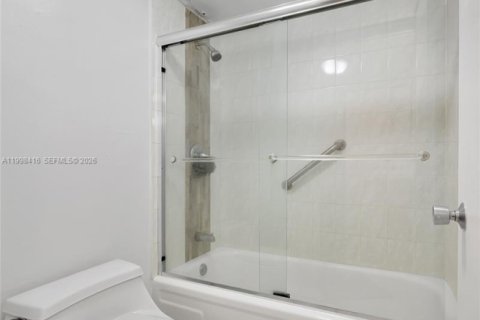 Condominio en venta en Miami, Florida, 1 dormitorio, 88.44 m2 № 2063621 - foto 13
