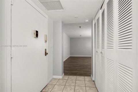 Condominio en venta en Miami, Florida, 1 dormitorio, 88.44 m2 № 2063621 - foto 11