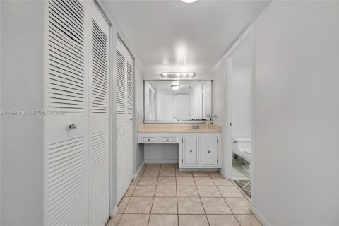 Condominio en venta en Miami, Florida, 1 dormitorio, 88.44 m2 № 2063621 - foto 14