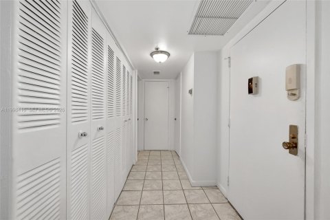 Condominio en venta en Miami, Florida, 1 dormitorio, 88.44 m2 № 2063621 - foto 18