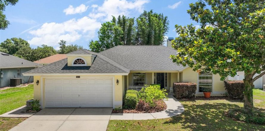 House in Tavares, Florida 3 bedrooms, 158.49 sq.m. № 1742623