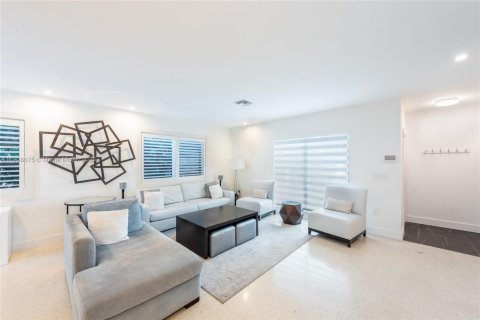 Casa en venta en Coral Gables, Florida, 3 dormitorios, 208.57 m2 № 1976373 - foto 2