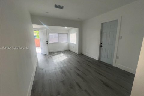 Снять в аренду виллу или дом в Майами, Флорида 2 спальни, 74.51м2, № 2006283 - фото 16