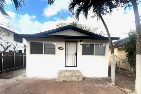 Снять в аренду виллу или дом в Майами, Флорида 2 спальни, 74.51м2, № 2006283 - фото 1