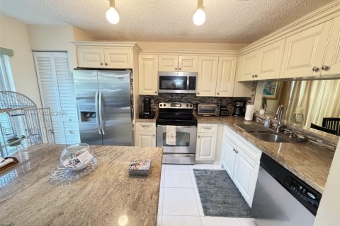 House in Coral Springs, Florida 4 bedrooms, 182.18 sq.m. № 2044243 - photo 28