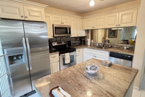 House in Coral Springs, Florida 4 bedrooms, 182.18 sq.m. № 2044243 - photo 27