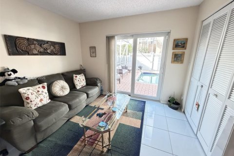 House in Coral Springs, Florida 4 bedrooms, 182.18 sq.m. № 2044243 - photo 11