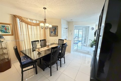 House in Coral Springs, Florida 4 bedrooms, 182.18 sq.m. № 2044243 - photo 24