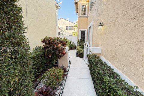 House in Coral Springs, Florida 4 bedrooms, 182.18 sq.m. № 2044243 - photo 6