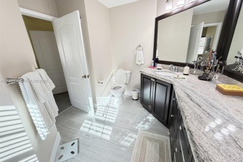 House in Coral Springs, Florida 4 bedrooms, 182.18 sq.m. № 2044243 - photo 18