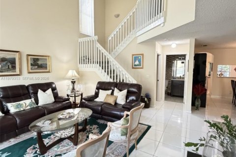 House in Coral Springs, Florida 4 bedrooms, 182.18 sq.m. № 2044243 - photo 8