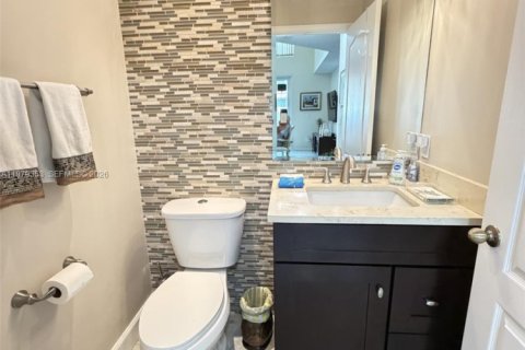 House in Coral Springs, Florida 4 bedrooms, 182.18 sq.m. № 2044243 - photo 13