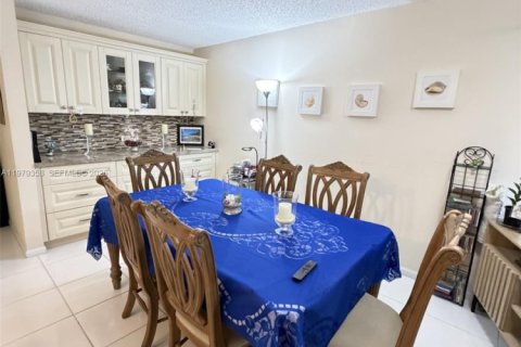 House in Coral Springs, Florida 4 bedrooms, 182.18 sq.m. № 2044243 - photo 25