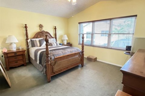 House in Coral Springs, Florida 4 bedrooms, 182.18 sq.m. № 2044243 - photo 15