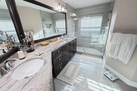 House in Coral Springs, Florida 4 bedrooms, 182.18 sq.m. № 2044243 - photo 17