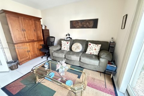 House in Coral Springs, Florida 4 bedrooms, 182.18 sq.m. № 2044243 - photo 12