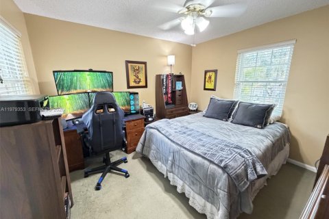 House in Coral Springs, Florida 4 bedrooms, 182.18 sq.m. № 2044243 - photo 20