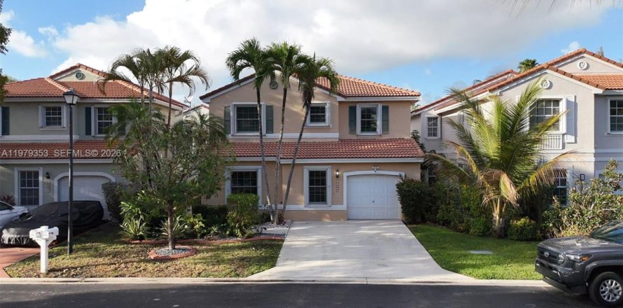 House in Coral Springs, Florida 4 bedrooms, 182.18 sq.m. № 2044243