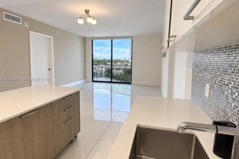 Condo in Doral, Florida, 2 bedrooms № 2409101 - photo 2