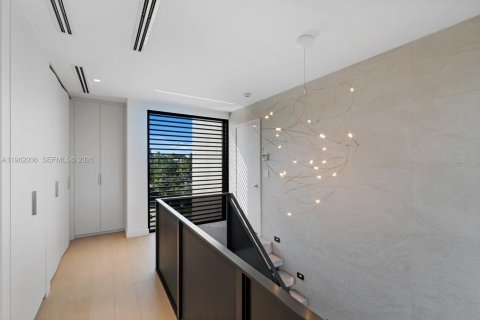 House in Miami Beach, Florida 5 bedrooms № 2026277 - photo 21